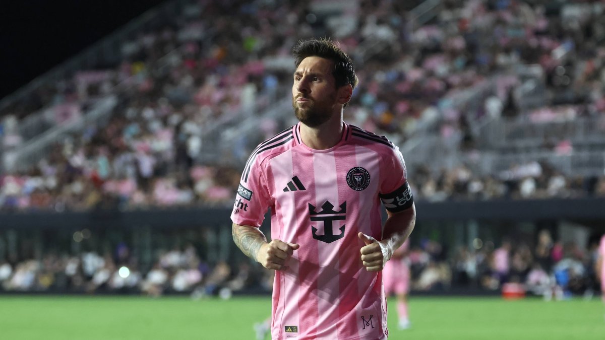 FT. LAUDERDALE, FL - AUGUST 27: Inter Miami forward Lionel Messi (10) jogs to take a corner kick during the match between Orlando City and Inter Miami CF on Wednesday, August 27, 2025 at Chase Stadium in Fort Lauderdale, Fla. (Credit Image: © Peter Joneleit/Icon SMI via ZUMA Press)