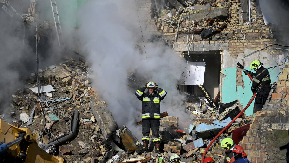 Las autoridades ucranianas en labores de rescate 