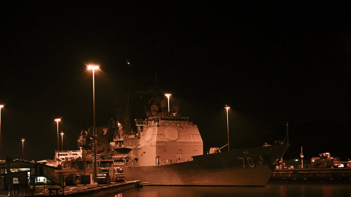 Un buque de la armada de EEUU cruza el canal de Panamá