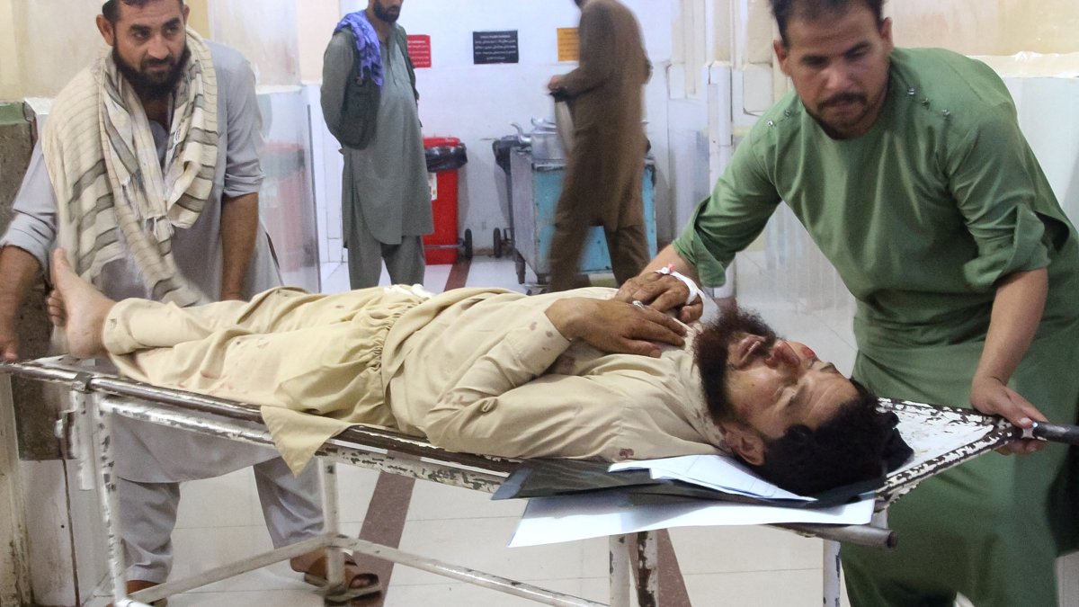 Un herido por el terremoto es trasladado al hospital