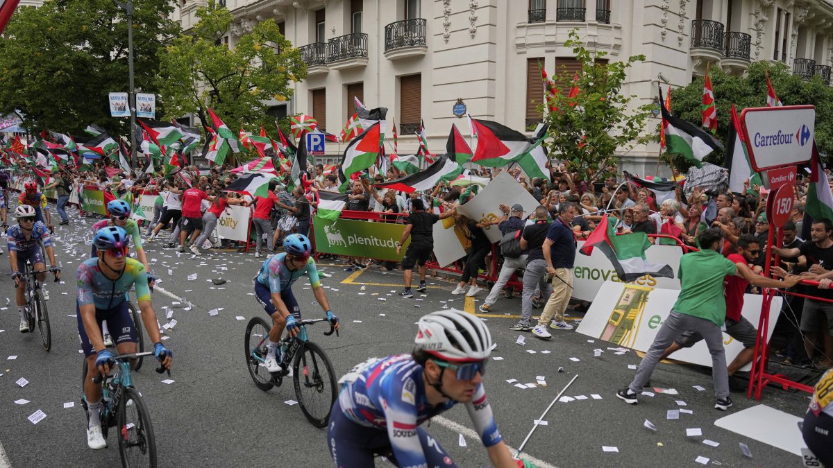 Manifestación propalestina en Bilbao (España) durante la Vuelta Ciclista