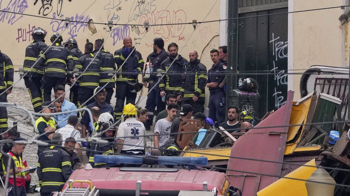 Los bomberos asisten a la escena donde el funicular quedó destruido