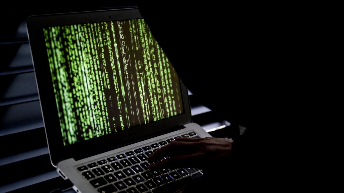 Una imagen ilustrativa de un hacker en acción detrás de una computadora