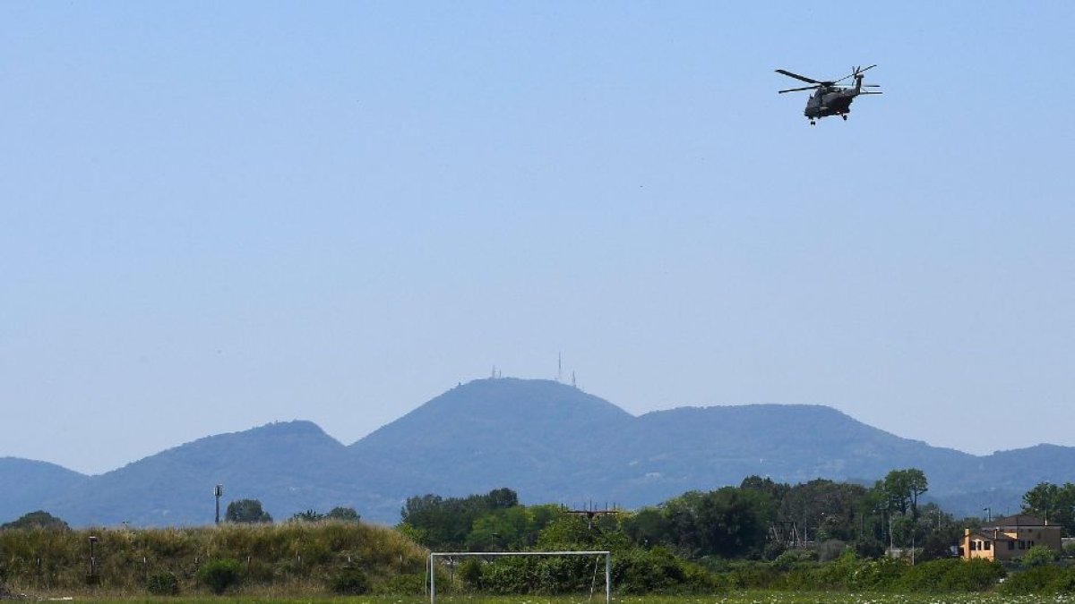 Reference image of a helicopter