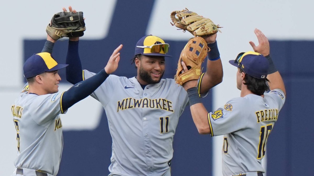 Chourio (11) celebra una victoria con compañeros