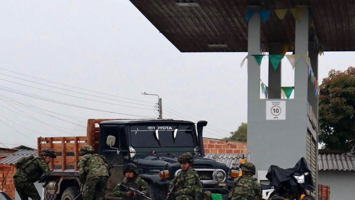 Imagen de soldados durante una operación de rescate.