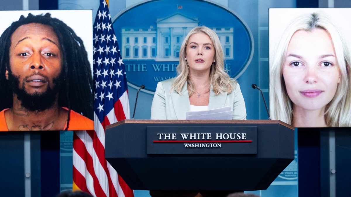 Karoline Leavitt habla junto a una foto de l Iryna Zarutska y de  Decarlos Brown Jr.