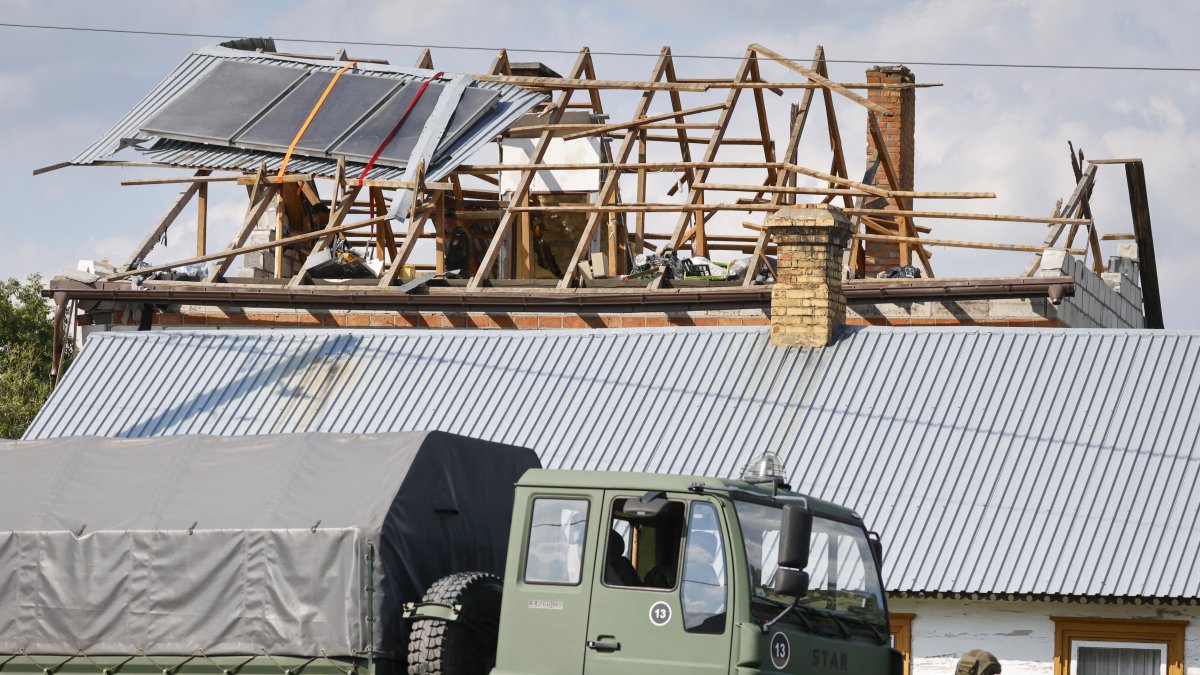 El ejército polaco inspecciona los daños causados por drones rusos