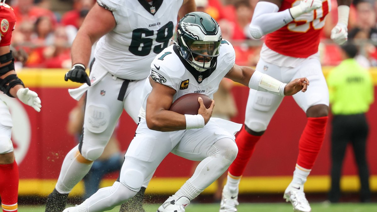 Jalen Hurts, de los Philadelphia Eagles, frente a los Kansas City Chiefs