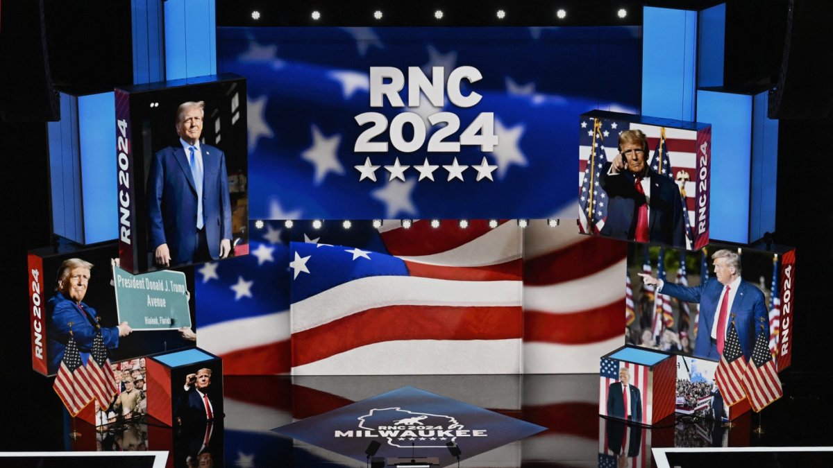 Una vista del escenario antes de la Convención Republicana de 2024 (RNC)