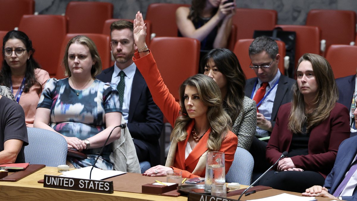 La enviada adjunta de EEUU para Oriente Próximo, Morgan Ortagus (C), levanta la mano para vetar una resolución