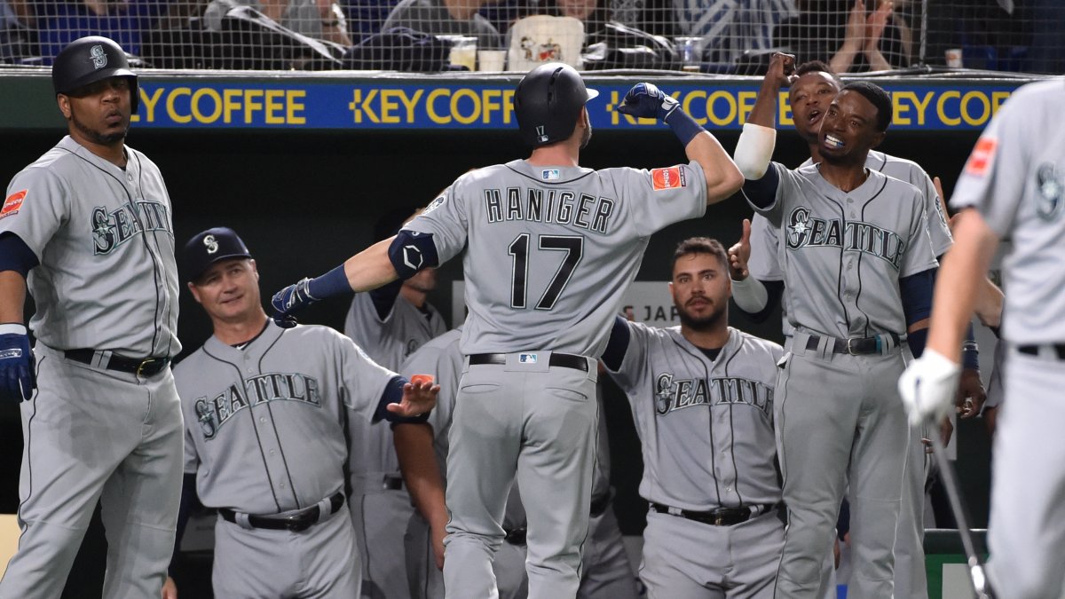 Mitch Haniger es recibido por sus compañeros de equipo.