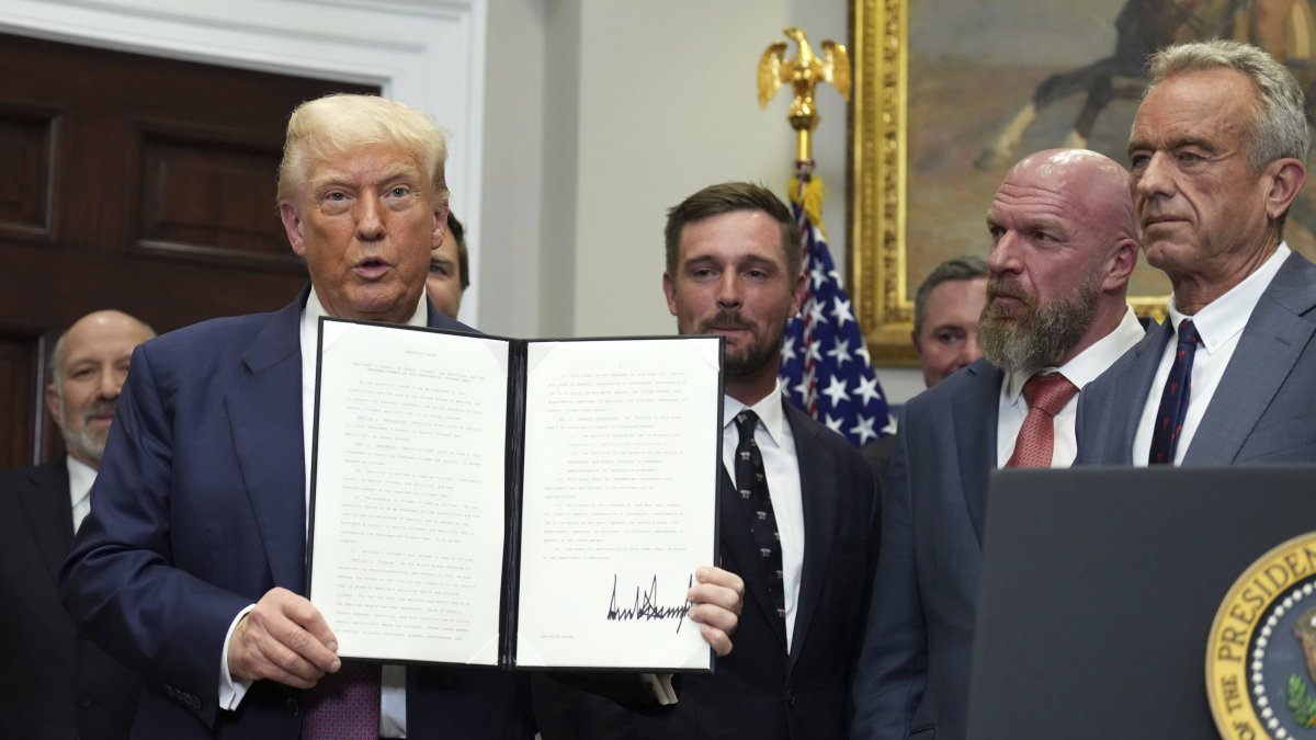 Trump y Kennedy, durante la firma de una orden presidencial.
