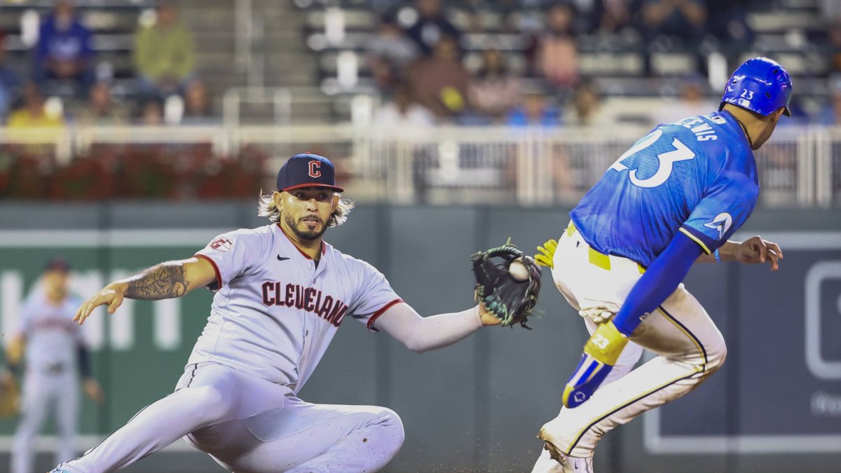 Gabriel Arias, de los Guardianes, atrapa la pelota en un partido.