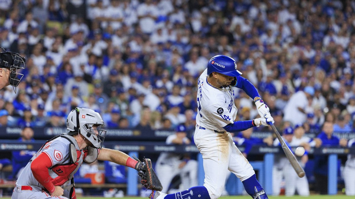 Mookie Betts (Dodgers de Los Angeles) batea frente a los Rojos de Cincinnati