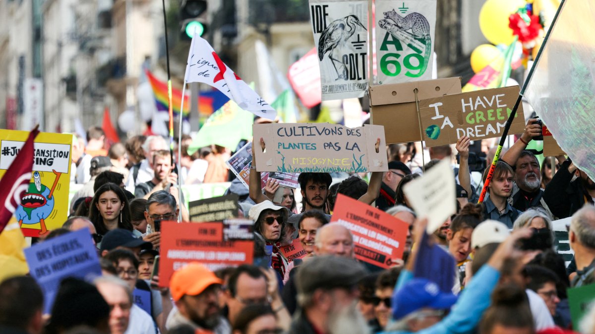 Manifestantes de izquierda