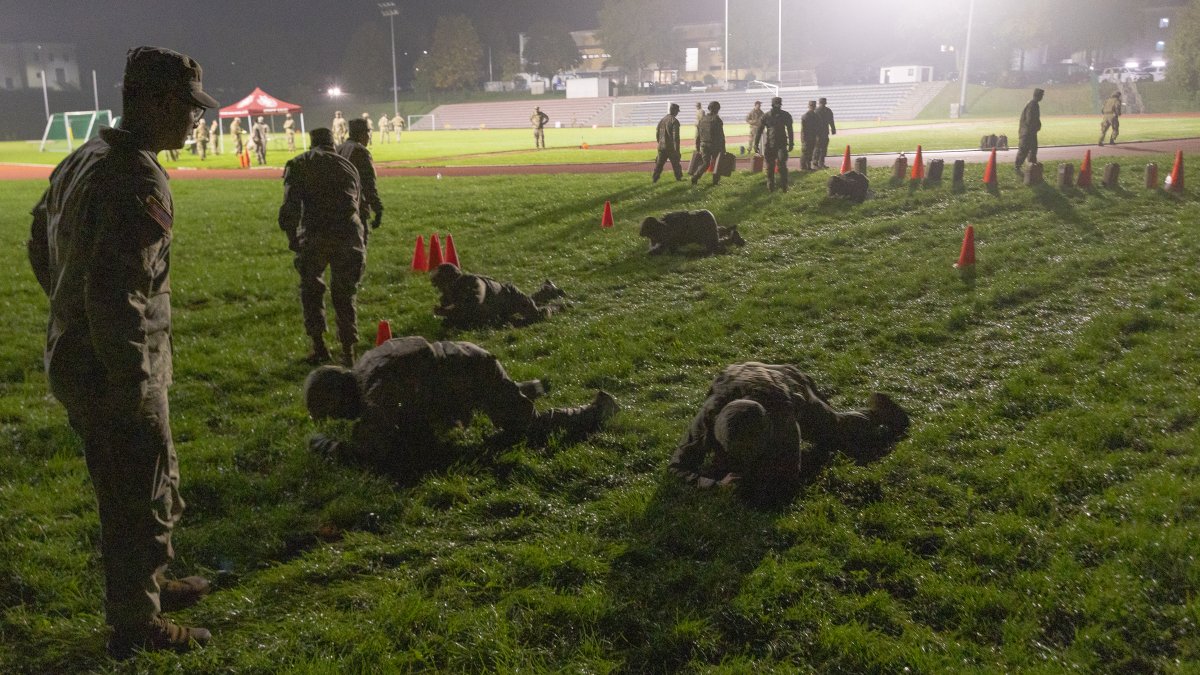 Soldados durante una evaluación física