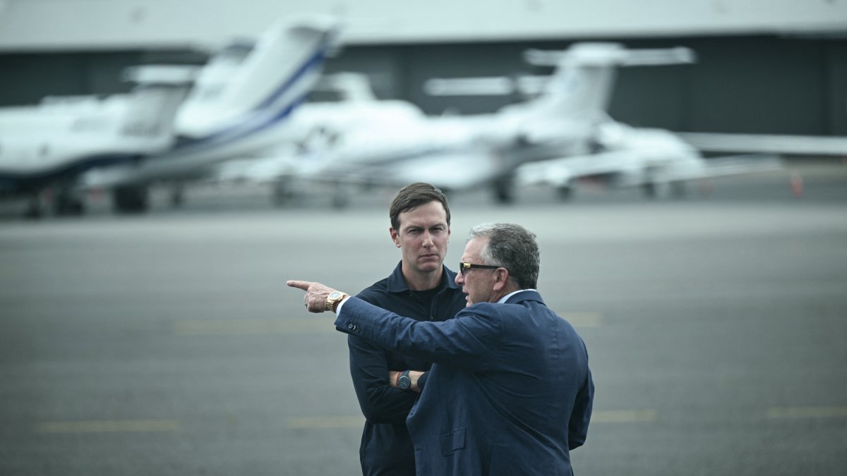 El enviado especial a Oriente Medio, Steve Witkoff (D), y Jared Kushner