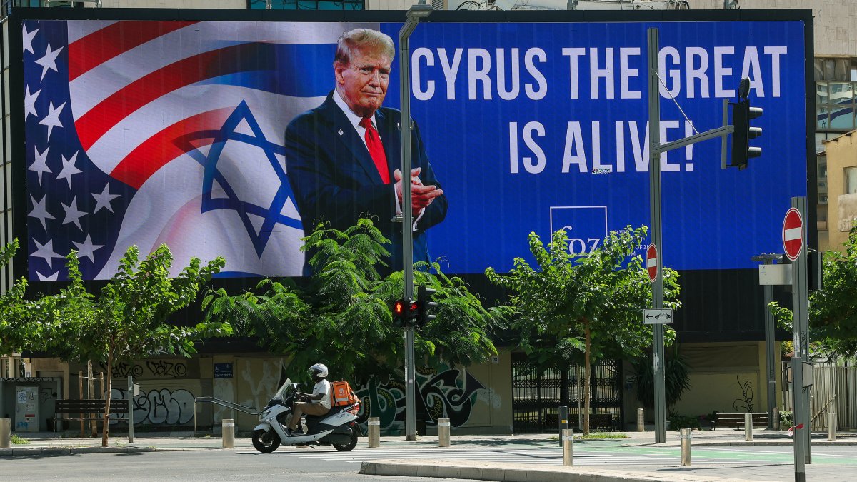 Pancarta de agradecimiento a Donald Trump en Jerusalén tras la firma del acuerdo de paz