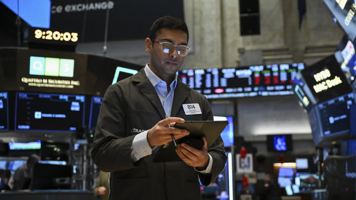 Operadores trabajan en el parqué de la Bolsa de Valores de Nueva York