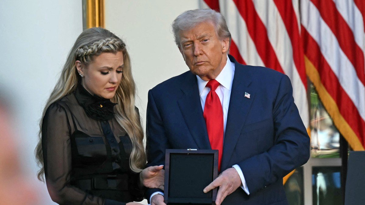 Donald Trump y Erika Kirk, viuda de Charlie Kirk, participan en la Ceremonia de la Medalla de la Libertad