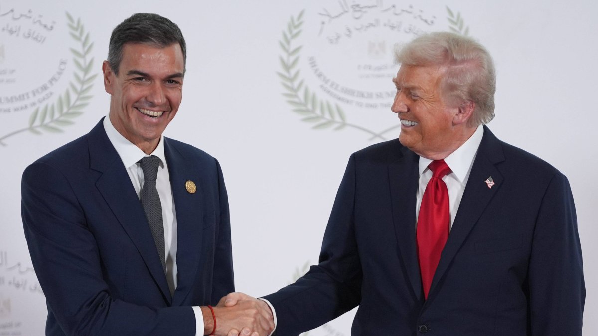 Donald Trump saluda al presidente del Gobierno español, Pedro Sánchez