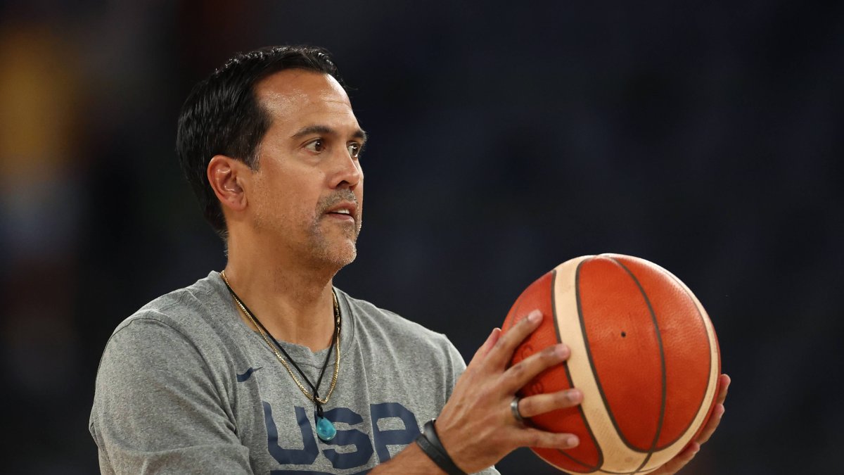Erik Spoelstra, ejerciendo de asistente de Steve Kerr en el USA Basketball en los Juegos Olímpicos de París 2024