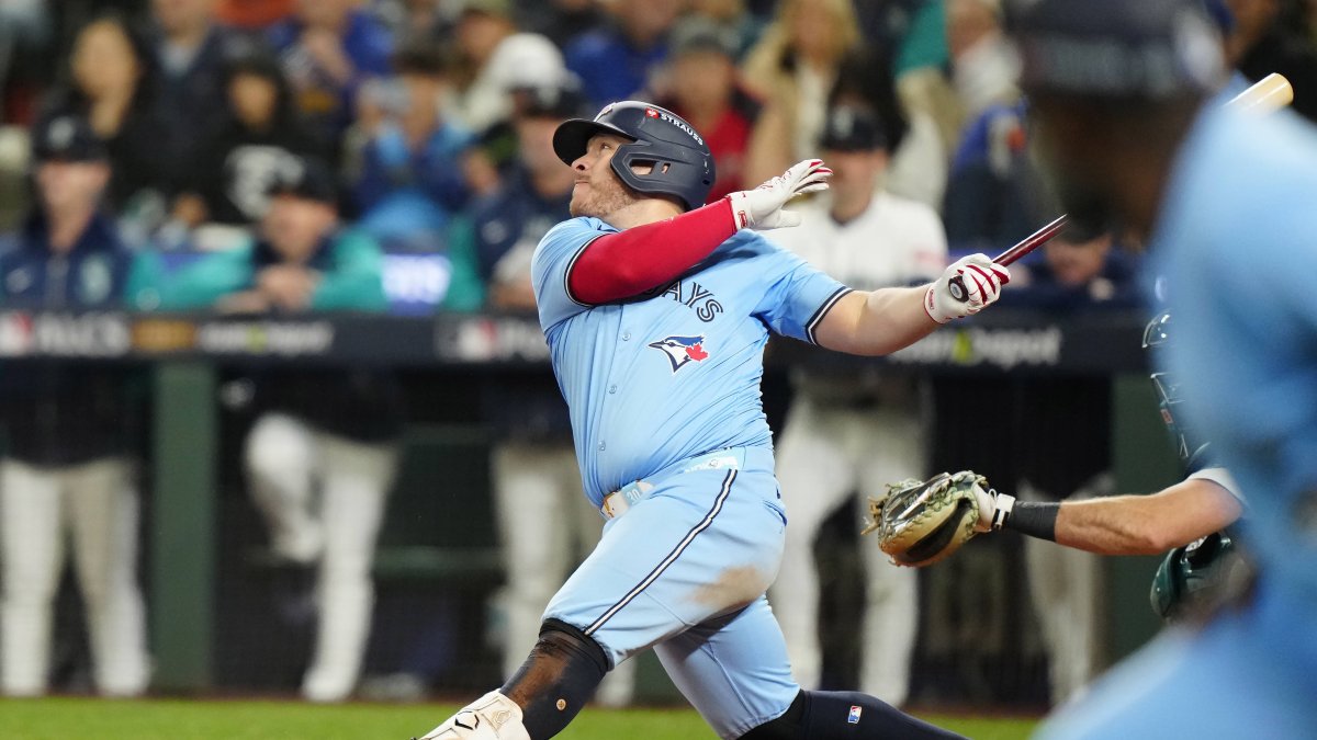 Alejandro Kirk, de los Azulejos de Toronto, frente a los Marineros de Seattle