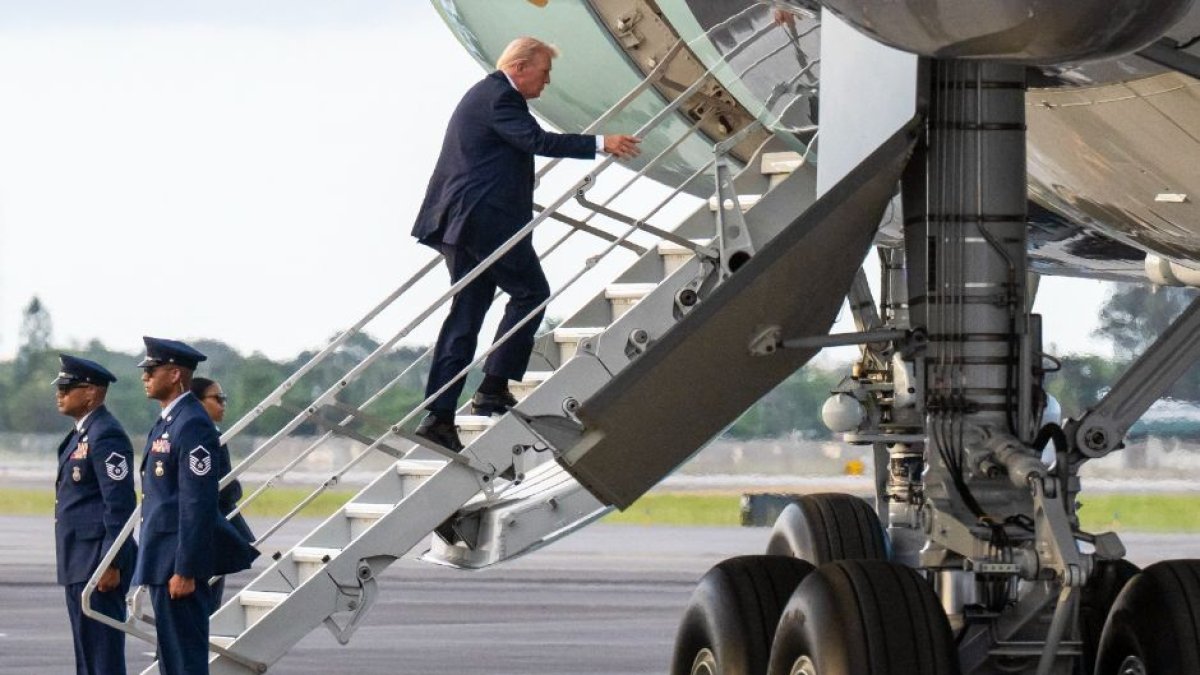 Donald Trump aborda el Air Force One