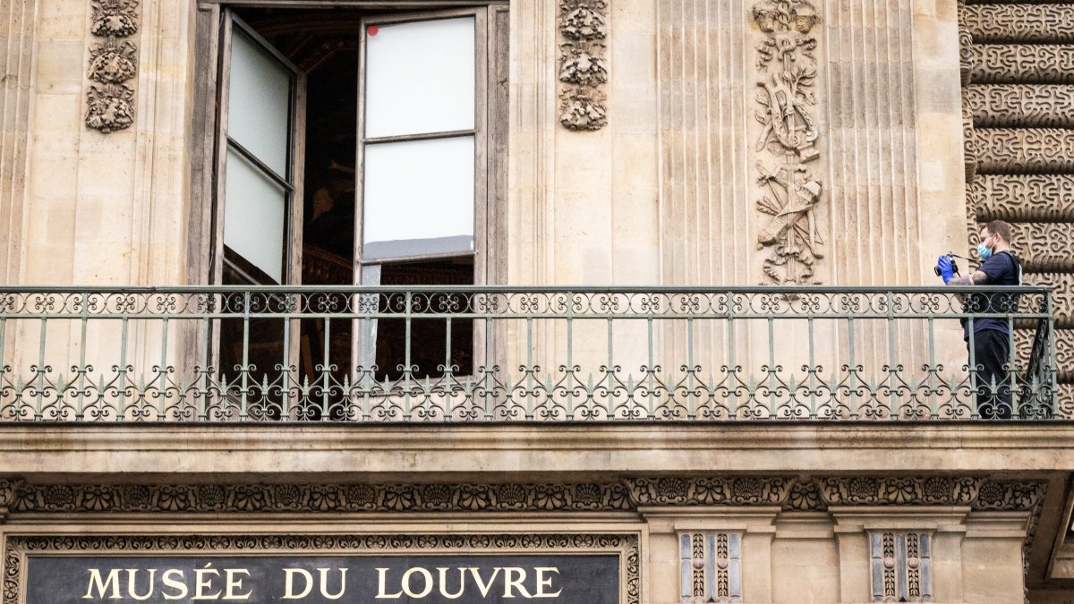 La policía científica investigando en el museo del Louvre tras el robo