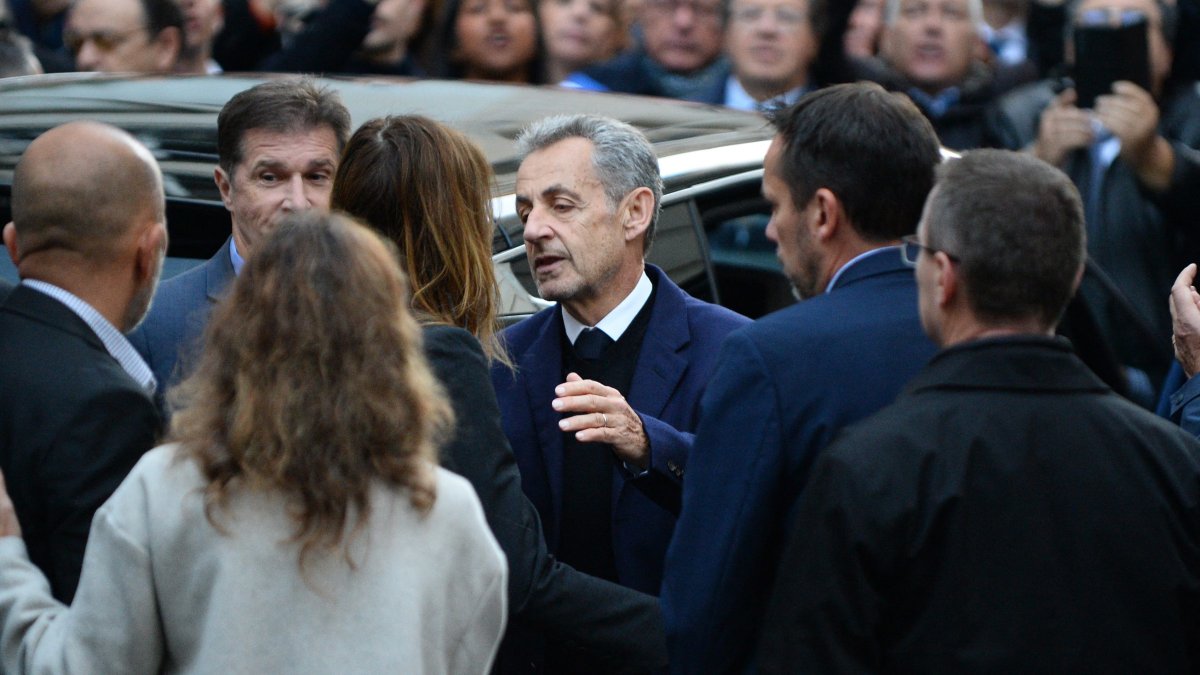 Nicolas Sarkozy se despide de su esposa, Carla Bruni, antes de entrar a prisión