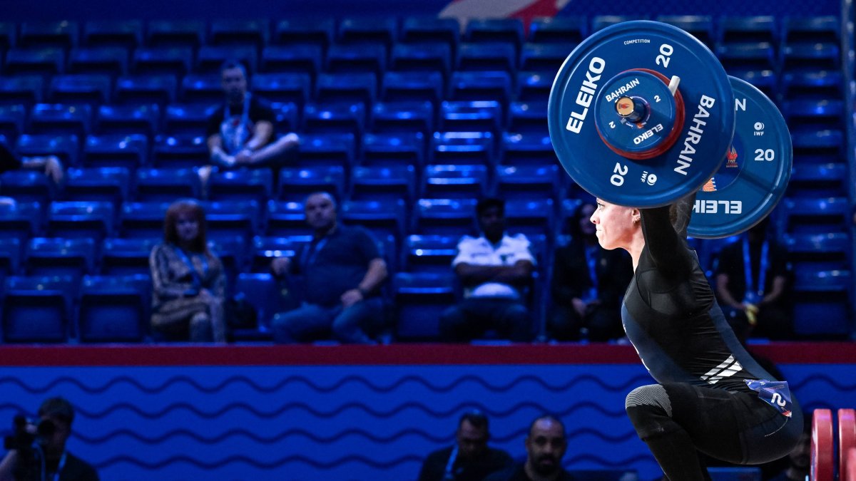 Mujer levantando pesas en un evento de halterofilia (Archivo)