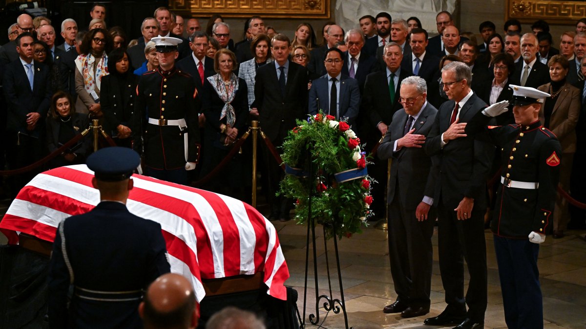 Los líderes republicano (Thune) y demócrata (Schumer) del Senado presentan sus respetos a Jimmy Carter.