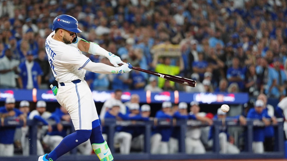 Bo Bichette batea para los Azulejos de Toronto