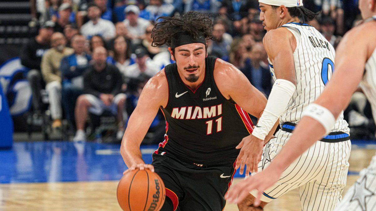 El mexicano Jaquez (11) conduce la pelota