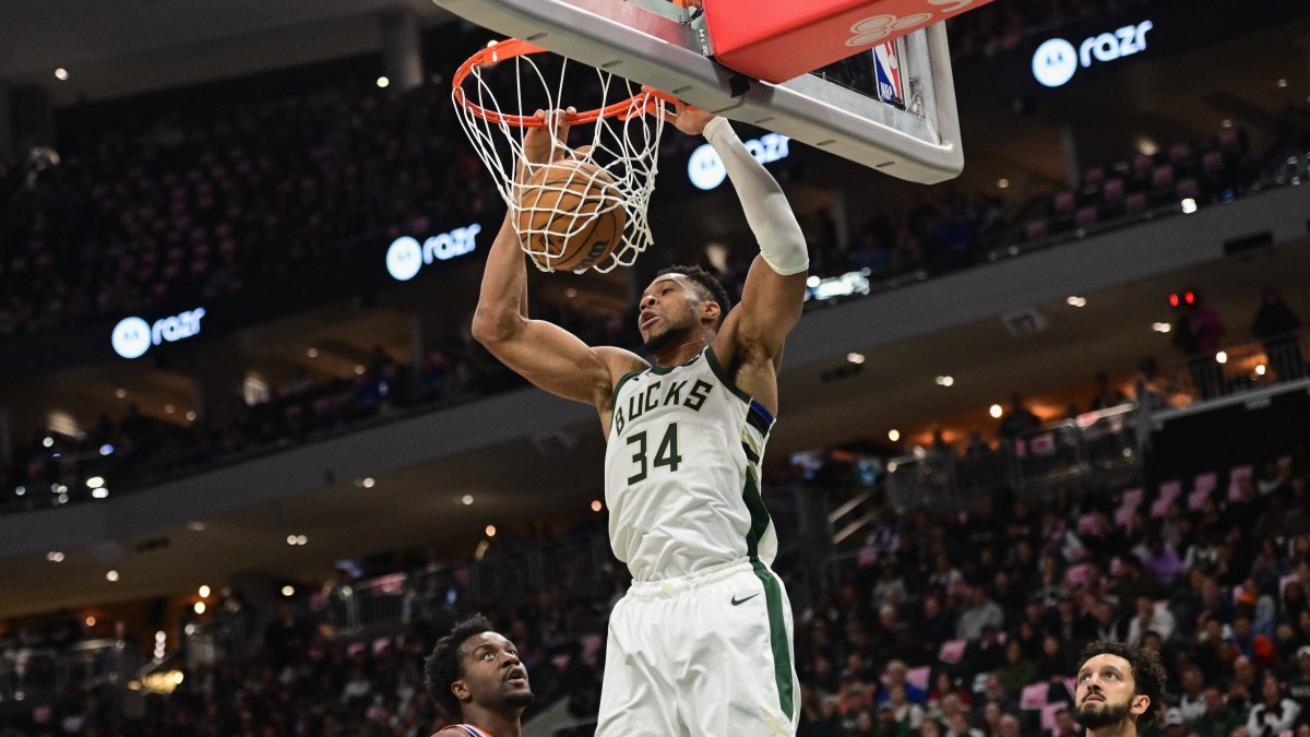 Antetokounmpo (34) hace un mate ante la impotencia de los jugadores de los Knicks