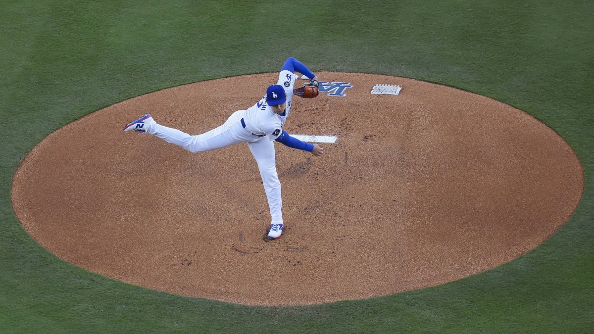 Ohtani lanza una pelota en su debut como pitcher