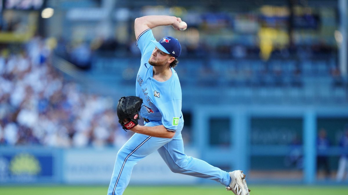 El pitcher de los Azulejos Trey Yesavage lanza una bola