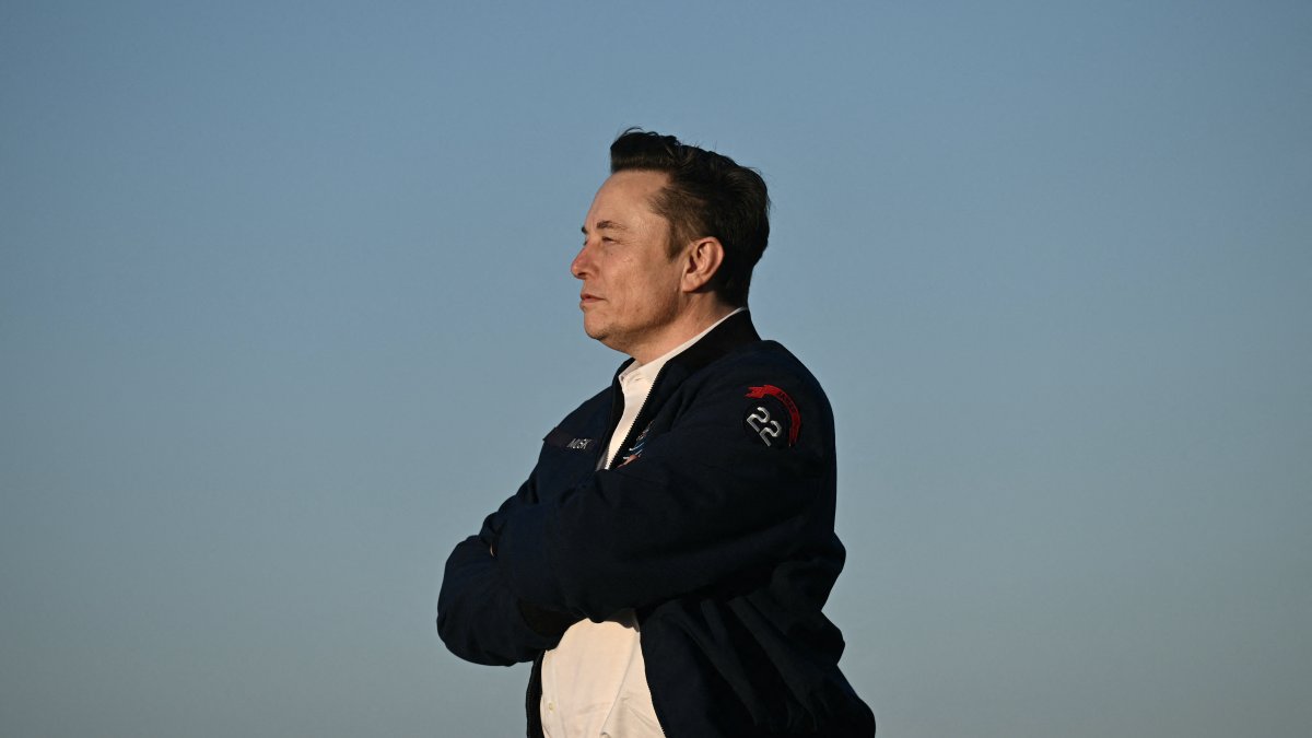 Elon Musk steps off Air Force One