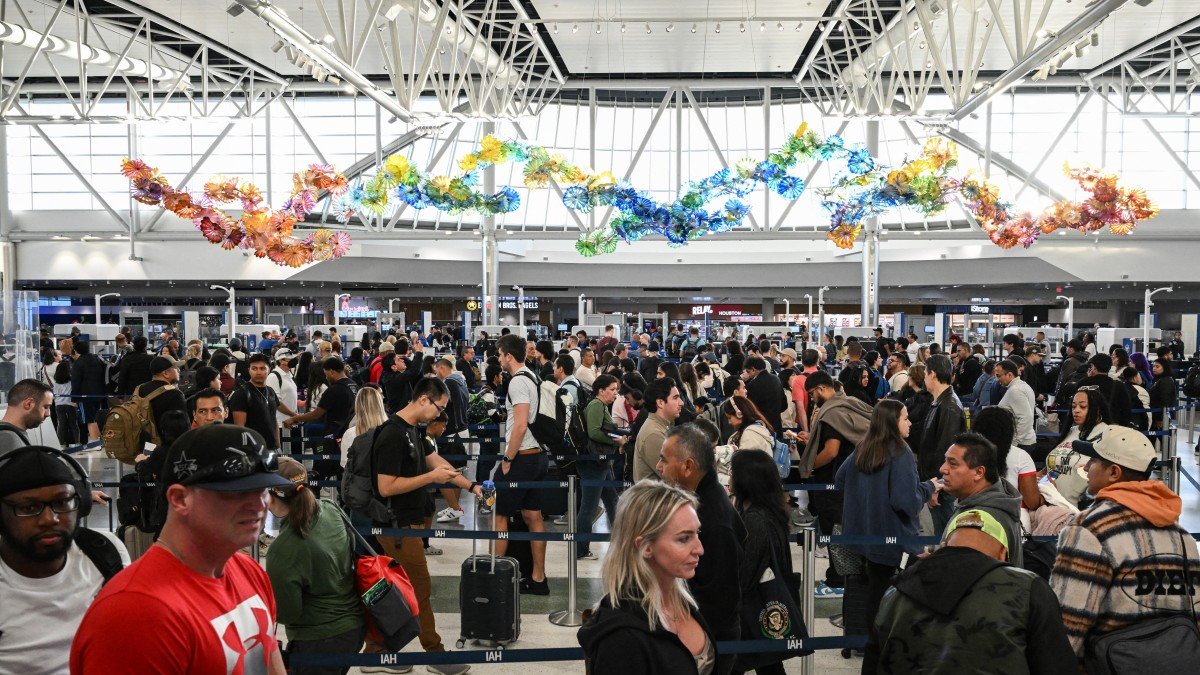 Viajeros hacen fila en un control de seguridad del Aeropuerto Intercontinental George Bush en Houston, Texas