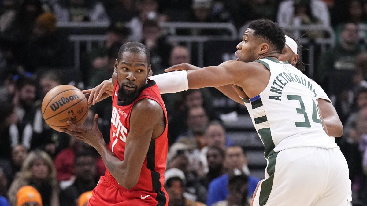 Kevin Durant, defended by Giannis Antetokounmpo. Nov. 9, 2025