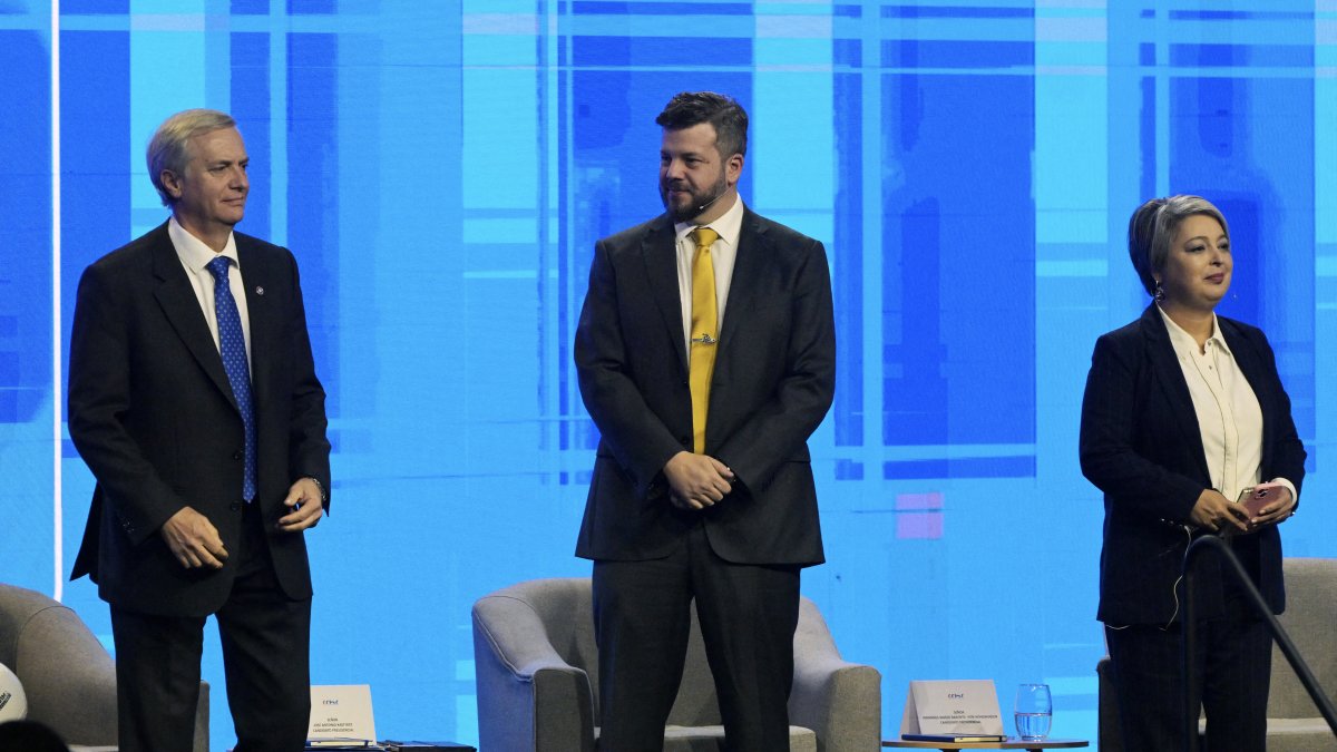 De izquierda a derecha, Kast, Kaiser y jara.