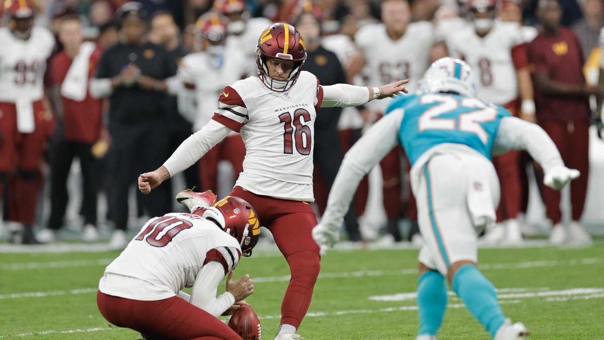 El pateador n.º 16 de los Washington Commanders, Matt Gay, lanza un gol de campo.