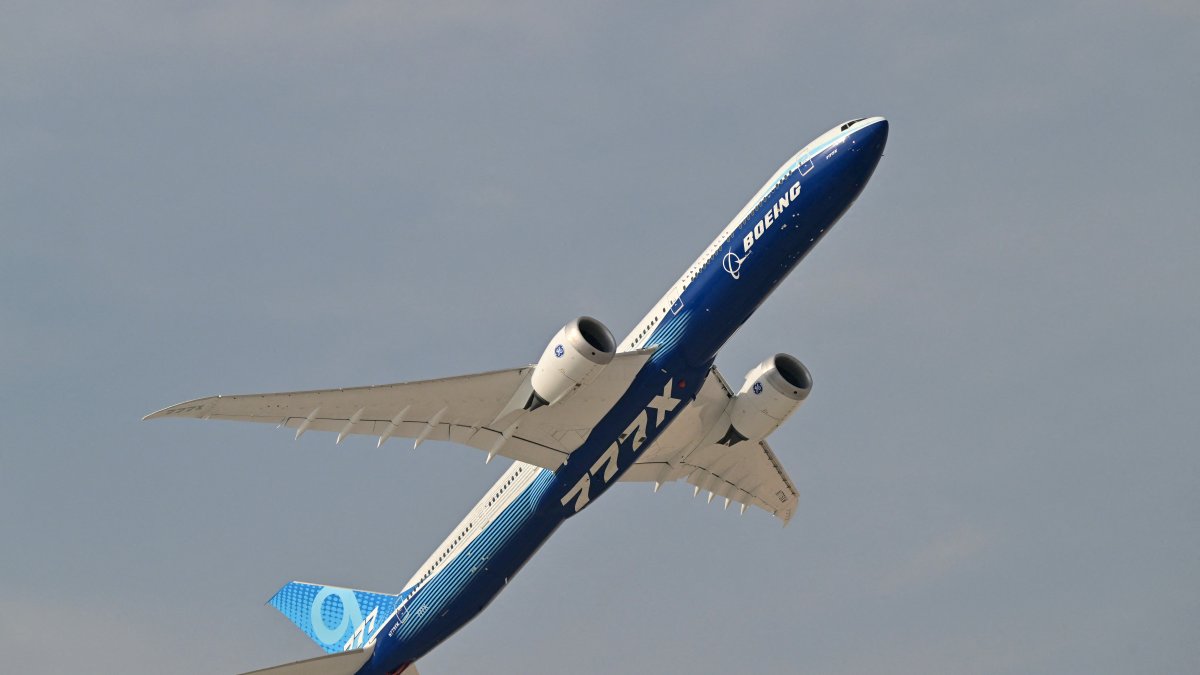 Un avión Boeing 777se prepara para despegar en un aeropuerto de Dubái