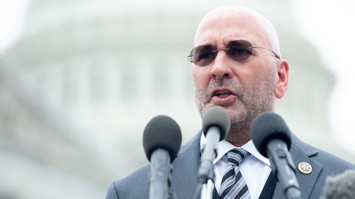 Higgins votó en contra de hacer públicos los archivos de Epstein