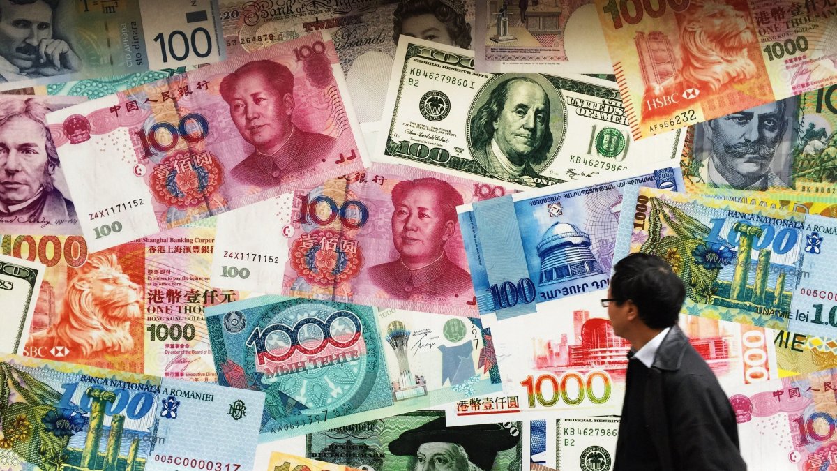 Imagen de archivo de un mural con billetes de distintos países