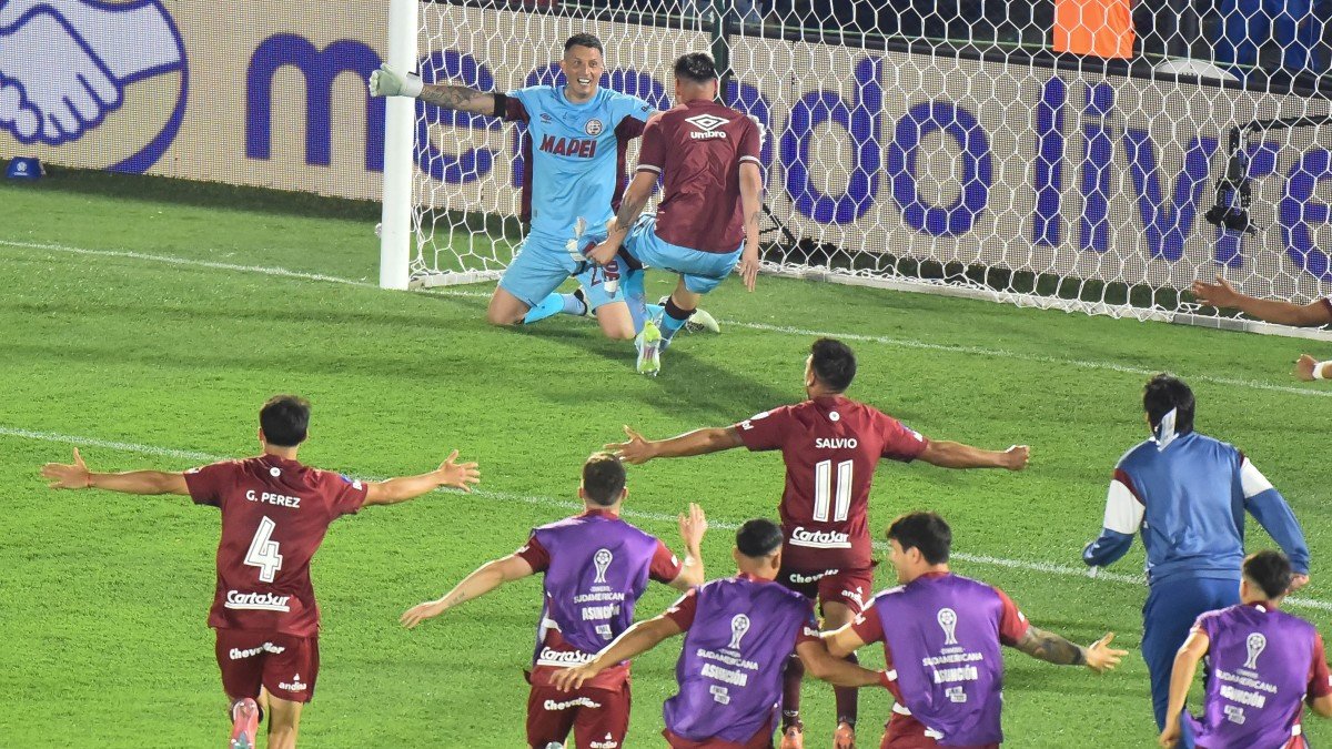 Los jugadores de Lanús celebran tras ganar la tanda de penaltis de la final de la Copa Sudamericana