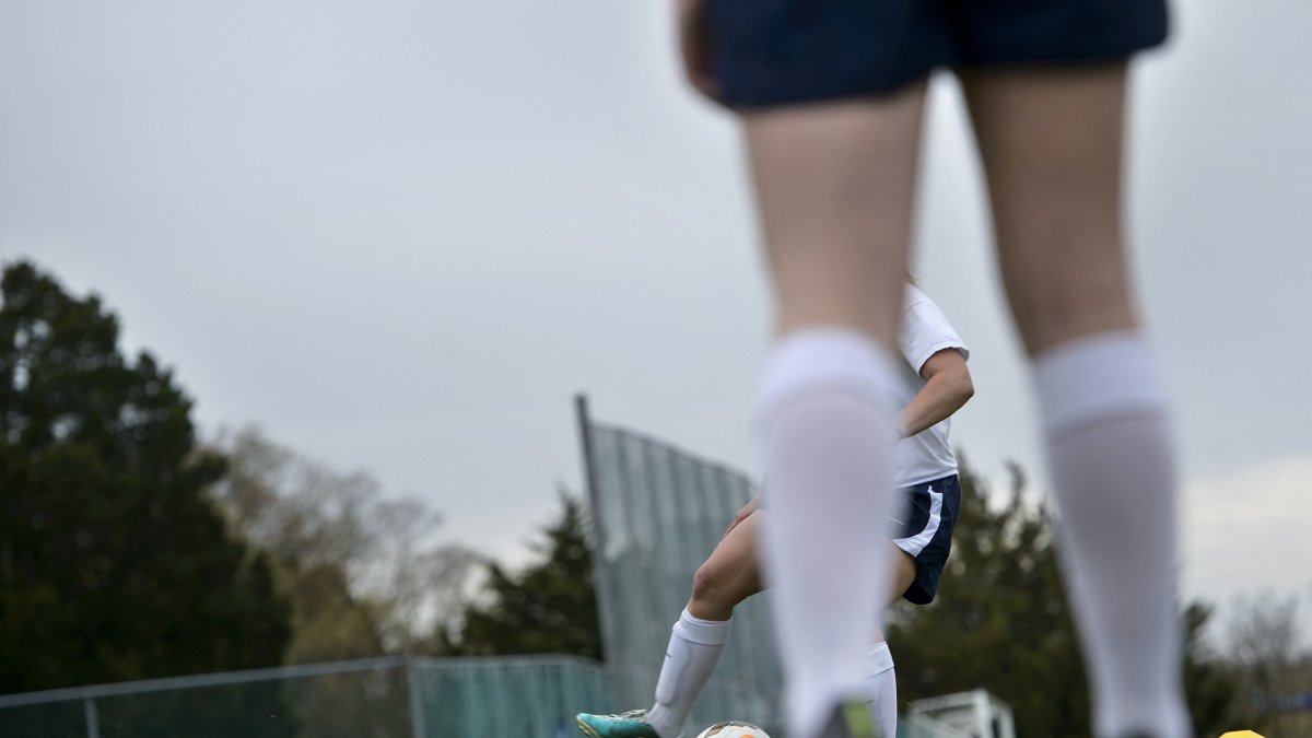 Estudiantes en educación física (Archivo)