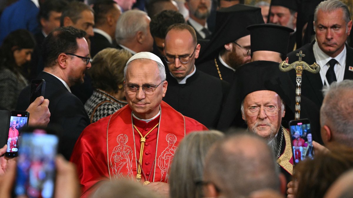 El papa León XIV y el patriarca Bartolomeo I en la iglesia patriarcal de San Jorge