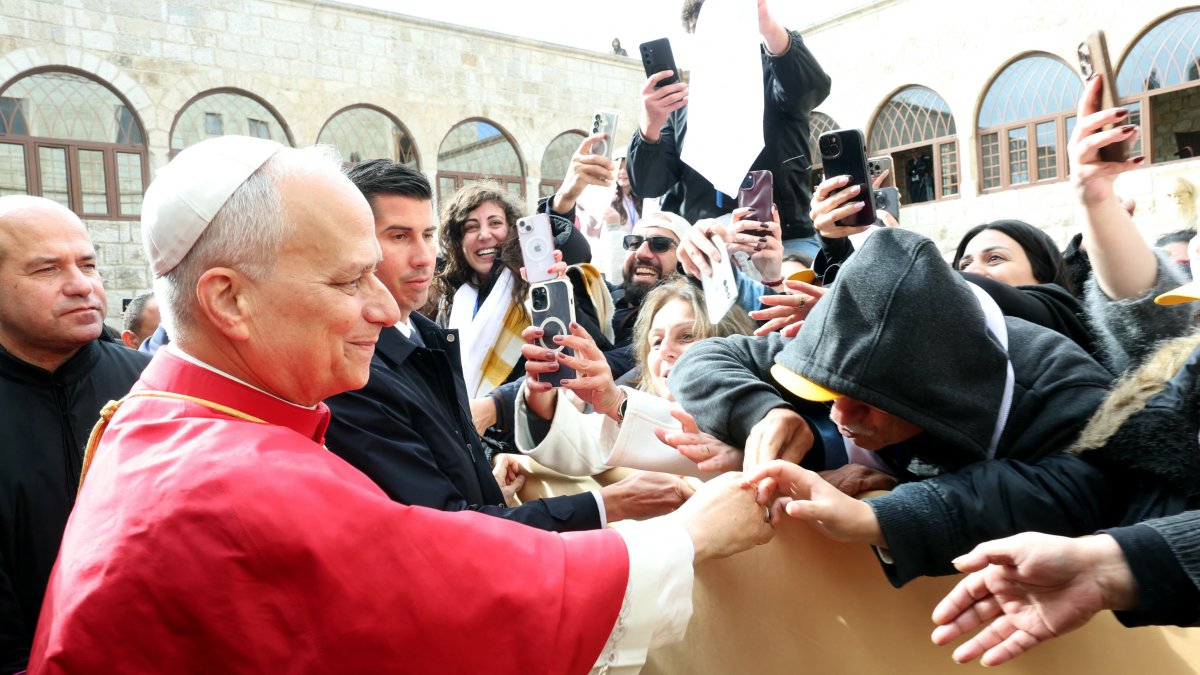 León XIV en la tumba de San Charbel Makhlouf
